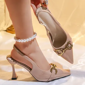 Elegante beige spitze Slingback-Heels mit goldener Trensenspange für Damen.
