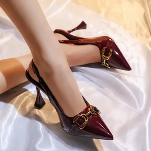 Elegante weinrote spitze Slingback-Pumps mit goldener Schnalle am Fuß