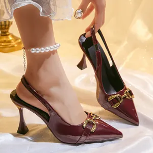 Detailansicht der weinroten Slingback-Pumps mit spitzer Zehenpartie und goldener Schnalle