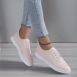 Κομψά ροζ γυναικεία casual sneakers με κορδόνια φορεμένα με γαλάζιο τζιν παντελόνι