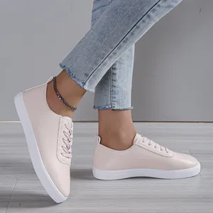 Κοντινή λεπτομέρεια από κομψά ροζ casual sneakers με λευκές επίπεδες σόλες