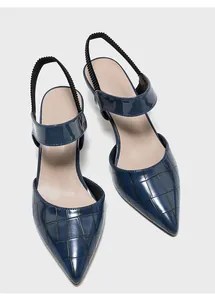 Λεπτομέρεια από τα μπλε navy slingback πέδιλα με ανάγλυφο κροκό και λουράκι