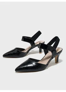 Λεπτομέρεια μαύρα μυτερά πέδιλα slingback με εφέ κροκό και λεπτό τακούνι