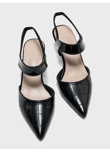 Λεπτομερής όψη μαύρων μυτερών γοβών slingback με ανάγλυφο κροκό και λουράκι λουστρίνι