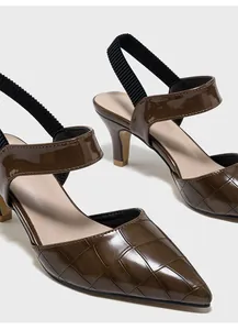 Κοντινό πλάνο καφέ μυτερών γοβών slingback με καπιτονέ υφή από λουστρίνι δέρμα υψηλής ποιότητας