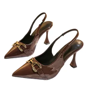 Braune Lackleder Slingback-Pumps mit spitzer Zehenpartie und goldener Schnalle