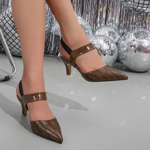 Κομψές καφέ γόβες slingback με μυτερή μύτη και ανάγλυφο κροκόδειλο για πάρτι