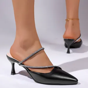 Elegante schwarze Pantoletten mit spitzer Kappe, Stilettoabsatz und Strassriemen