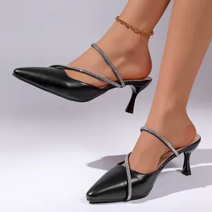 Elegante schwarze spitze Pantoletten mit Stiletto-Absatz und glitzernden Strass-Riemen