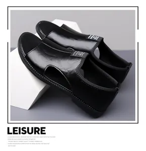 Primer plano de sandalias de cuero negro transpirables para hombre con aberturas.