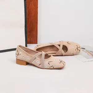 Elegante beige Mary Jane Schuhe mit Blumenstickerei, Kreuzgurten und Blockabsatz