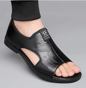 Primer plano de sandalias de cuero negro para hombre con diseño abierto y suela blanda