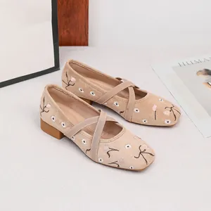 Detailansicht der beigen bestickten Mary-Jane-Schuhe mit Blumen und Kreuzgurten