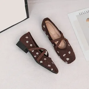 Elegante braune Mary Jane Schuhe mit Blumenstickerei und schicken Kreuzriemen-Details