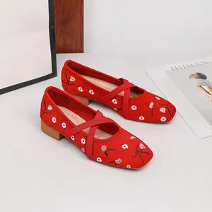 Elegante rote Mary Jane Pumps mit Blumenstickerei und überkreuzten Riemen für Damen
