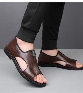 Detalle de sandalias de cuero marrón transpirables para hombre con suela antideslizante