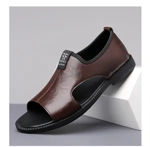 Sandalias de cuero marrón para hombre con punta abierta y cortes laterales transpirables