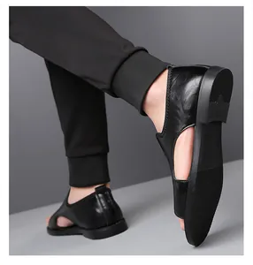 Detalle de sandalias de cuero negro para hombre con diseño calado transpirable y suela blanda