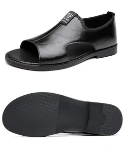 Detalle de las sandalias de cuero negro transpirable para hombre con suela antideslizante