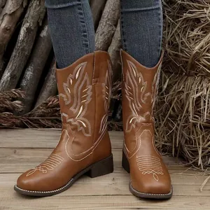 Détail de bottes Western marron pour femme avec de belles broderies blanches d'ailes