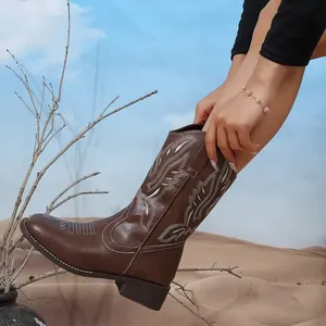 Vue détaillée de bottes de cow-boy marron avec broderie blanche et talon épais