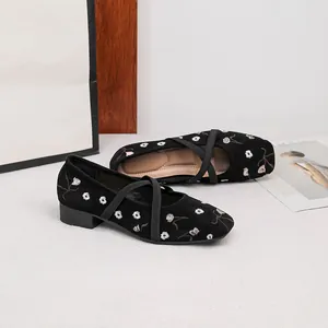 Elegante schwarze floral bestickte Mary Jane Schuhe mit Kreuzriemen und Blockabsatz für Damen