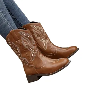 Bottes de cowboy marron brodées avec talon épais et design de style western élégant