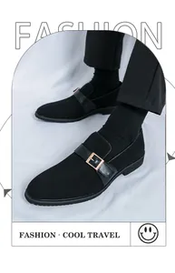 Primer plano de mocasines de ante negro con hebilla para hombre moda casual