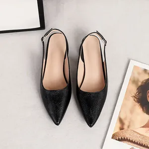 Vista dall'alto dettagliata di sandali slingback neri con stampa serpente da donna