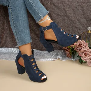 Detailansicht der dunkelblauen Wildleder-Sandalen mit Cut-out-Design und Blockabsatz