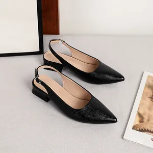 Dettaglio di décolleté slingback nere testurizzate con punta e tacco a blocchetto.
