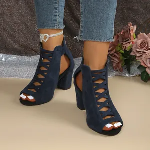 Detailansicht der dunkelblauen Wildledersandaletten mit Cut-Out-Design und Blockabsatz