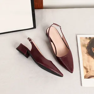 Vista dettagliata di eleganti scarpe slingback bordeaux con trama a pelle di serpente