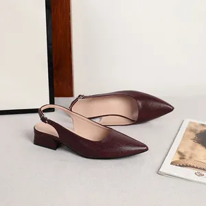 Vista dettagliata di eleganti décolleté bordeaux a punta con cinturino posteriore operato