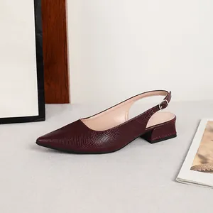Dettaglio della scarpa slingback bordeaux con stampa a pelle di serpente