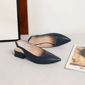 Eleganti décolleté slingback blu navy testurizzate con comodo tacco a blocco