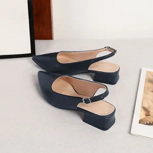 Dettaglio scarpe slingback nere con trama serpente e tacco a blocco basso