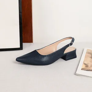 Vista dettagliata delle scarpe slingback blu navy con trama a serpente e tacco largo a blocco