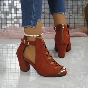 Elegante rostrote Wildleder-Sandalen mit Blockabsatz und modischem Cut-Out-Design.
