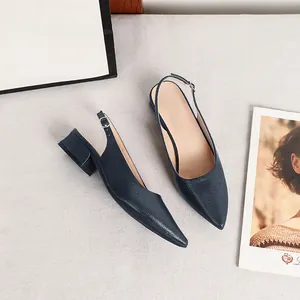 Dettaglio delle décolleté slingback blu navy con trama a serpente e tacco largo.