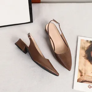 Dettaglio di tacchi slingback marroni con trama a serpente e comodo tacco a blocco basso.