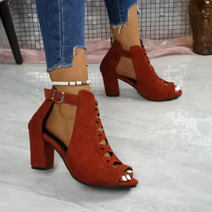 Elegante orangefarbene Wildledersandalen mit Blockabsatz, Cut-out und Schnalle