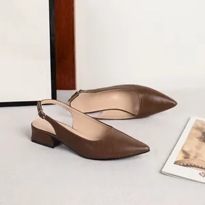 Vista dettagliata di eleganti scarpe slingback marroni a punta con tacco a blocco