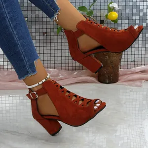 Detailansicht der stylischen orangefarbenen Wildleder-Sandaletten mit Blockabsatz und Cut-outs