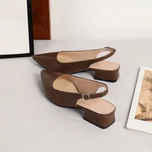 Eleganti décolleté slingback marroni a punta con un comodo tacco largo per la moda estiva