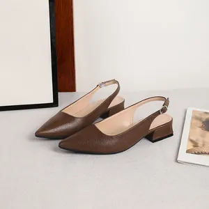 Décolleté slingback a punta con trama serpente marrone e comodo tacco a blocco