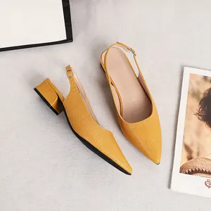 Dettaglio scarpe slingback gialle testurizzate con punta e tacco largo
