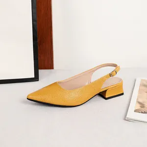 Eleganti décolleté slingback gialle con tacco largo e punta chiusa effetto pelle di serpente.