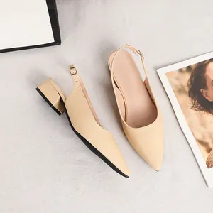Eleganti décolleté slingback beige a punta con trama lucertola e comodo tacco largo.