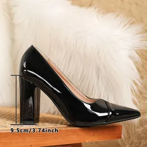 Detailansicht des 9,5 cm Blockabsatzes bei schwarzen Lackleder-Pumps mit Spitze